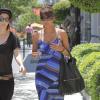 Halle Berry, enceinte, fait du shopping avec une amie à Culver City, le 28 juin 2013.