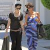 Halle Berry, enceinte, fait du shopping avec une amie à Culver City, le 28 juin 2013.