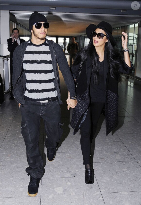 Nicole Scherzinger et son compagnon Lewis Hamilton quittent leur hôtel et prennent l'avion à Londres le 12 novembre 2012.
