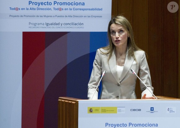 L'élégante princesse Letizia d'Espagne au Ministère de la Santé le 1er juillet 2013 à Madrid.