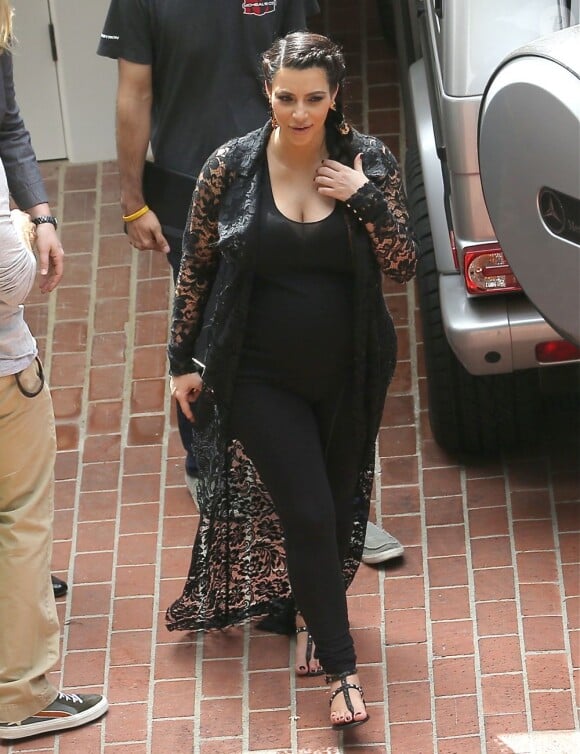 Kim Kardashian (enceinte) et Kanye West ont visité plusieurs maisons à acheter le 10 mai 2013 à Los Angeles.