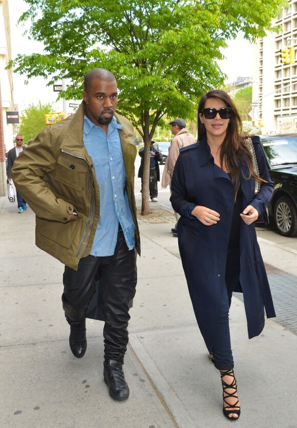 Kim Kardashian, enceinte, et Kanye West se promènent à New York, le 6 mai 2013.