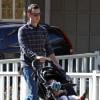 Exclu - Colin Hanks se promène avec sa fille Olivia et ses chiens à Los Angeles, le 1er février 2012.
