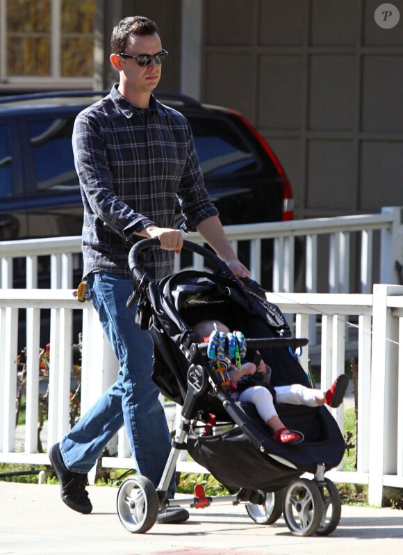 Exclu - Colin Hanks se promène avec sa fille Olivia et ses chiens à Los Angeles, le 1er février 2012.