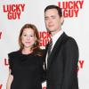 Samantha Bryant (enceinte) et Colin Hanks à la première de "Lucky Guy" au Broadhurst Theatre de New York, le 1er avril 2013.