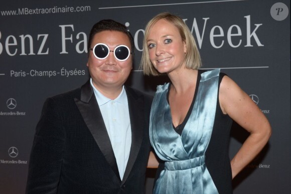 Le sosie du chanteur Psy et Marine Deloffre (responsable communication chez Mercedes-Benz) à la soirée haute couture organisée à la Mercedes-Benz Gallery des Champs-Elysées à Paris, le 2 juillet 2013.
