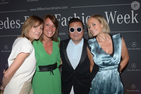 Le sosie du chanteur Psy entouré de Marine Deloffre, (responsable communication Mercedes-Benz) à la soirée haute couture organisée à la Mercedes-Benz Gallery des Champs-Elysées à Paris, le 2 juillet 2013.