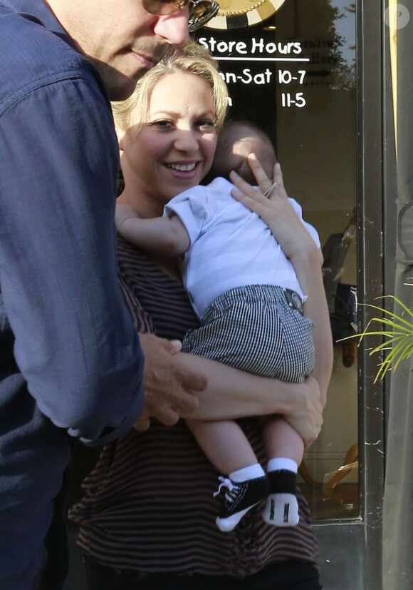 Shakira et son fils Milan Mebarak Piqué devant le magasin "Bel Bambini" à Beverly Hills, le 25 mai 2013.