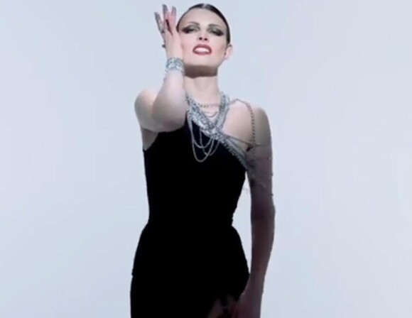 Elodie Frégé dans son nouveau clip Comment t'appelles-tu ce matin ?, diffusé sur YouTube le 31 mai 2013.