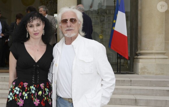 Hugues Aufray et sa compagne Muriel - Hugues Aufray a été fait Chevalier de la Légion d'Honneur au palais de l'Élysée à Paris le 2 juillet 2013.