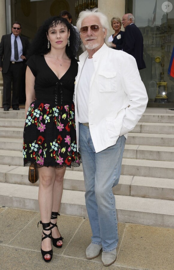 Hugues Aufray et sa compagne Muriel - Hugues Aufray a été fait Chevalier de la Légion d'Honneur au palais de l'Élysée à Paris le 2 juillet 2013.