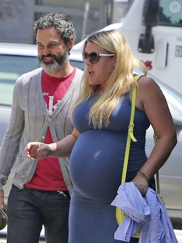 L'actrice Busy Phillips et son mari Marc Silverstein vont dejeuner à West Hollywood, le 12 juin 2013.