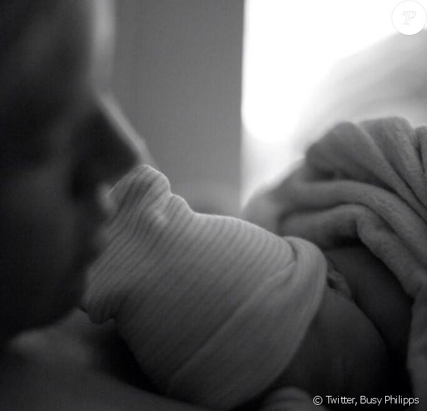 Busy Philipps pose avec sa petite fillé, née le 2 juillet 2013 sur Twitter.