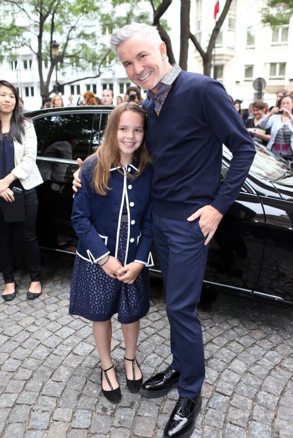Le réalisateur Baz Luhrmann et sa fille Lillian arrivent à l'hôtel Salomon de Rotschild pour assister au défilé Valentino. Paris, le 3 juillet 2013.