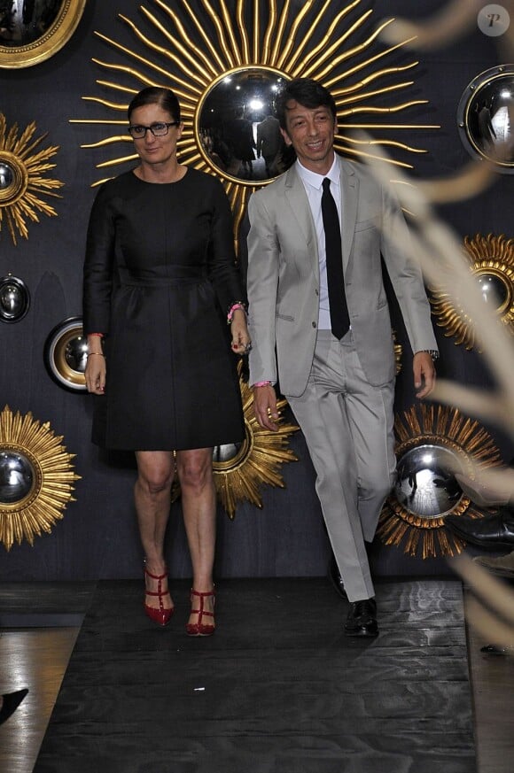 Maria Grazia Chiuri et Pierpaolo Picciolo, directeurs artistiques de Valentino, saluent leurs invités à l'issue de leur défilé haute couture automne-hiver 2013-2014 à l'hôtel Salomon de Rotschild. Paris, le 3 juillet 2013.
