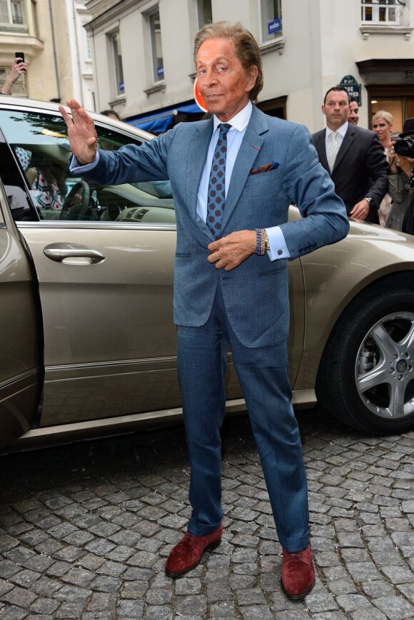 Valentino Garavani arrive à l'hôtel Salomon de Rotschild pour assister au défilé Valentino. Paris, le 3 juillet 2013.