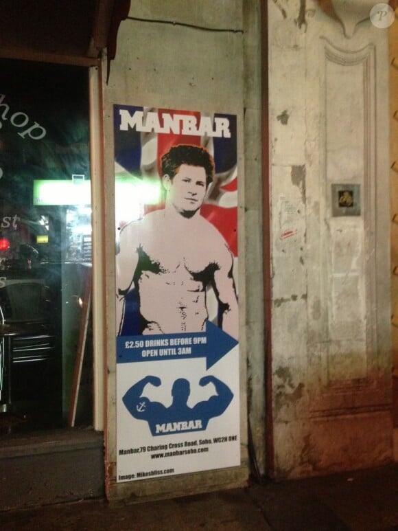 Le prince Harry et son torse musclé sont devenu l'égérie d'un bar gay de Soho, le Manbar à Londres, dont les affiches ont commencé à fleurir sur les murs le 4 juillet 2013