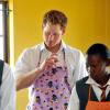 Le prince Harry lors d'une visite d'un centre pour malentendant à Maseru au Lesotho le 27 février 2013