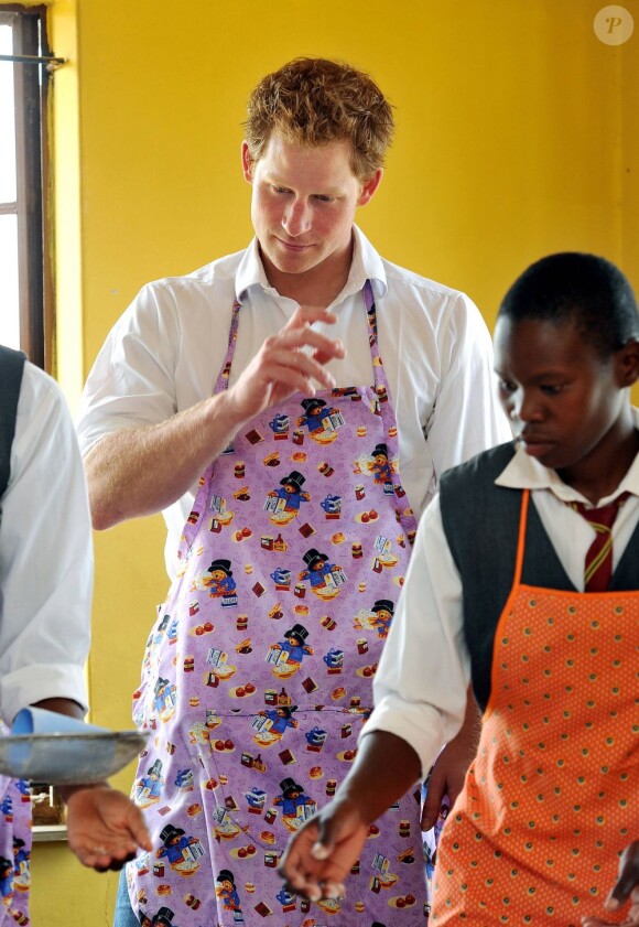 Le prince Harry lors d'une visite d'un centre pour malentendant à Maseru au Lesotho le 27 février 2013