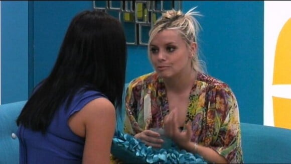 Alexia explique à Emilie que ce qu'elle a vu l'a blessée dans Secret Story 7