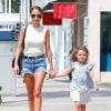 Nicole Richie dans un look eighties fait du shopping avec sa fille Harlow à Beverly Hills, le 2 juillet 2013