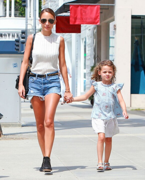Nicole Richie dans un look eighties fait du shopping avec sa fille Harlow à Beverly Hills, le 2 juillet 2013