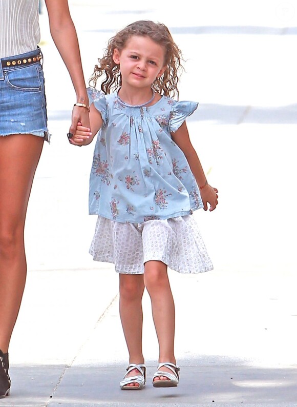 Harlow a de qui tenir ! Nicole Richie fait du shopping avec sa fille Harlow à Beverly Hills, le 2 juillet 2013