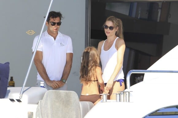 Exclusif - Helen Svedin à bord du yacht Jax of Ibiza avec une de ses filles et un membre d'équipage. Ibiza, le 29 juin 2013.