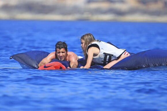 Exclusif - Luis Figo et une de ses trois filles flottent sur un matelas gonflable en pleine Méditerranée. Ibiza, le 29 juin 2013.