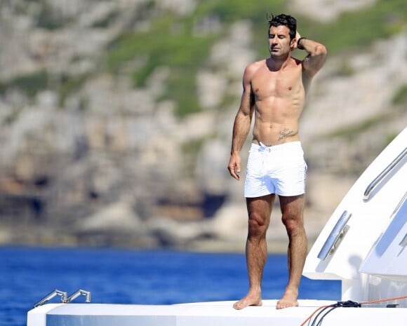Exclusif - Le footballeur Luis Figo profite de vacances à bord du yacht Jax of Ibiza en compagne de sa femme Helen Svedin et de leurs trois filles Daniela, Martina et Stella. Ibiza, le 29 juin 2013.