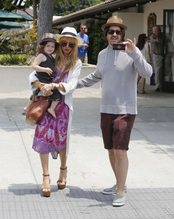 Rachel Zoe, son mari Rodger font des courses au Malibu Country Mart avec leur fils Skyler. Los Angeles, le 5 juillet 2013.