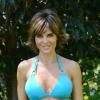 Lisa Rinna ultrasexy dans son bikini bleu à une poop party, à Beverly Hills, le 5 juillet 2013