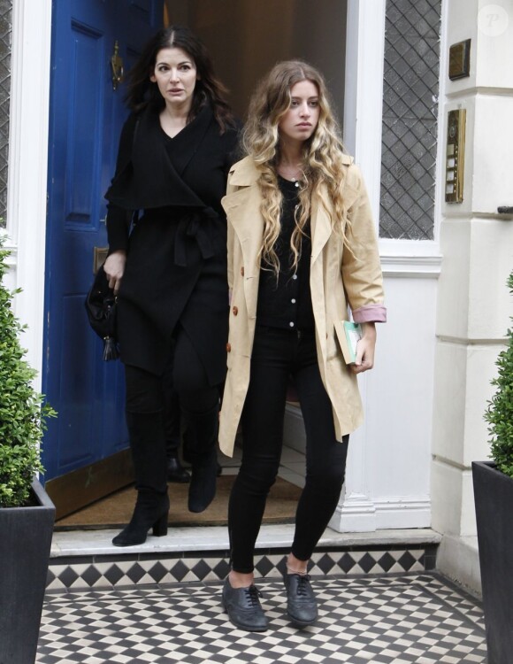 Nigella Lawson et sa fille Cosina à la sortie de son bureau à Londres. Le 21 juin 2013.