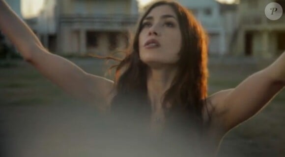 La belle Olivia Ruiz dans le clip de sa nouvelle chanson Volver. Juillet 2013.