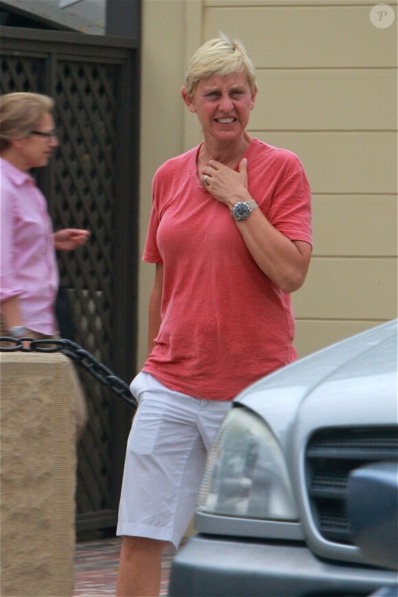 Exclusif - Ellen DeGeneres sans maquillage, achète des chaises dans une boutique d'antiquités de Montecito, le 5 juillet 2013.