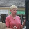 Exclusif - La sympathique Ellen DeGeneres sans maquillage, achète des chaises dans une boutique d'antiquités à Montecito, le 5 juillet 2013.