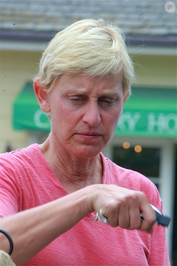 Exclusif -L'animatrice Ellen DeGeneres sans maquillage, achète des chaises dans une boutique d'antiquités à Montecito, le 5 juillet 2013.