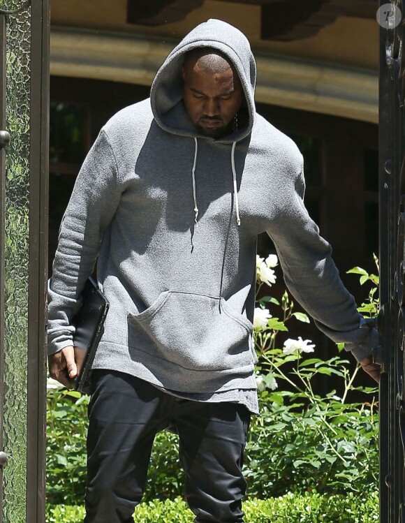 Kanye West avec une blessure au front suite à un petit accident à Los Angeles, le 11 mai 2013.