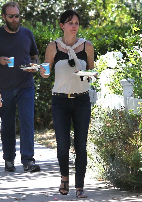 Exclusif - Courteney Cox sur le tournage du film "Hello I Must Be Going" a Los Angeles, le 8 juillet 2013.  For Germany call for price Exclusive - Courteney Cox calls the shots on the set of her directorial debut "Hello I Must Be Going" which was filming in Los Angeles, California on July 8, 2013.08/07/2013 - Los Angeles