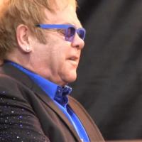 Elton John: Victime d'une vilaine appendicite, il annule concerts... et caprices