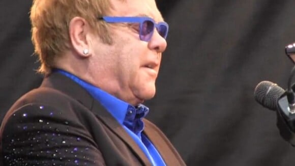 Elton John: Victime d'une vilaine appendicite, il annule concerts... et caprices