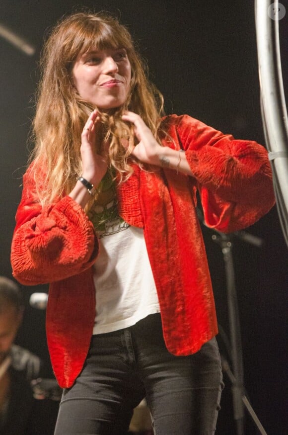 La chanteuse Lou Doillon sur la scène du festival Musiques en Stock à Cluses, le 4 juillet 2013.
