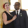 Rossy de Palma et Forest Whitaker posent avec leurs insignes de Chevalier de l'ordre des Arts et des Lettres remis à Paris, le 9 juillet 2013.