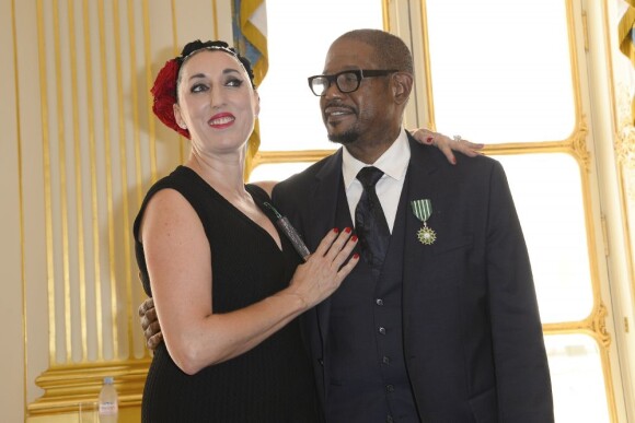 Rossy de Palma et Forest Whitaker posent avec leurs insignes de Chevalier de l'ordre des Arts et des Lettres remis à Paris, le 9 juillet 2013.