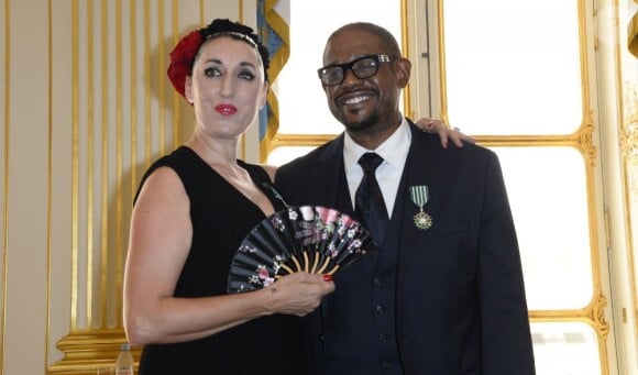 Rossy de Palma et Forest Whitaker avec leurs insignes de Chevalier de l'ordre des Arts et des Lettres remis au Ministère de la Culture et de la Communication à Paris, le 9 juillet 2013.