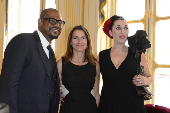 Rossy de Palma et Forest Whitaker posent au côté d'Aurélie Filippetti pour la cérémonie des insignes de Chevalier de l'ordre des Arts et des Lettres remis à Paris, le 9 juillet 2013.