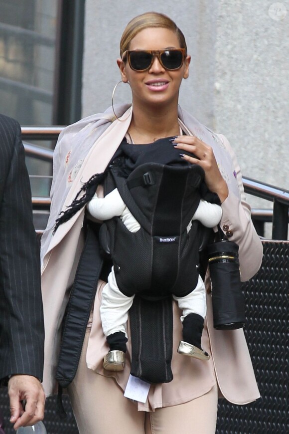 Beyonce Knowles et sa fille Blue Ivy Carter dans les rues de New York, le 13 mars 2012.