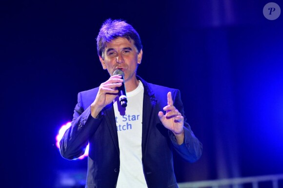 Le présentateur Tex au concert La nuit des hits, à Juan-les-Pins, pour l'association Enfant star et match, le 9 juillet 2013.