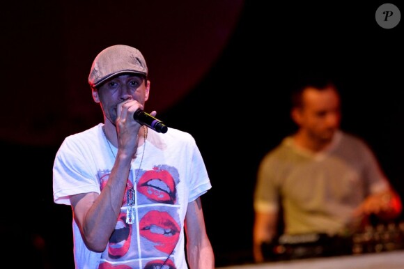 David (ex-Tribal King) au concert La nuit des hits, à Juan-les-Pins, pour l'association Enfant star et match, le 9 juillet 2013.