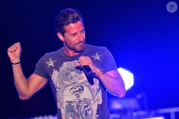Gilles Luka du groupe Ocean Drive au concert La nuit des hits, à Juan-les-Pins, pour l'association Enfant star et match, le 9 juillet 2013.